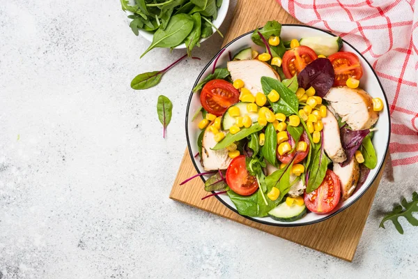 Ensalada con pollo y vevetables en blanco . —  Fotos de Stock