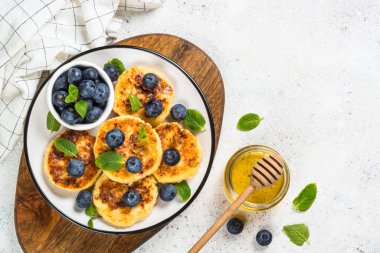 Beyaz masada süzme peynirli krep..