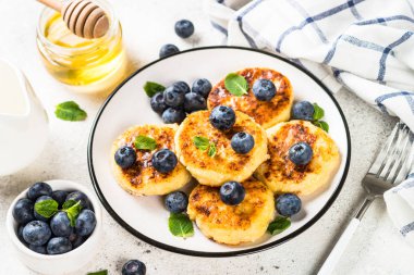 Süzme peynirli krep.