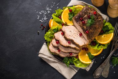 Kızılcık ve portakallı fırında domuz eti..