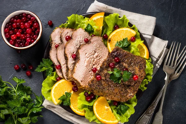 Gebakken varkensvlees met cranberry en sinaasappels. — Stockfoto