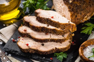 Siyah üzerine fırında domuz eti..