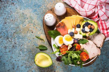 Keto diyet tabağı beyaz masada.