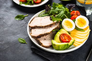 Keto diyet tabağı siyah taş masada..