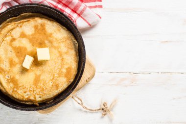 Kızartma tavasındaki krepler beyaz masada..