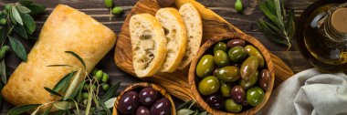 Zeytin, zeytin yağı ve ciabatta ahşap masada..