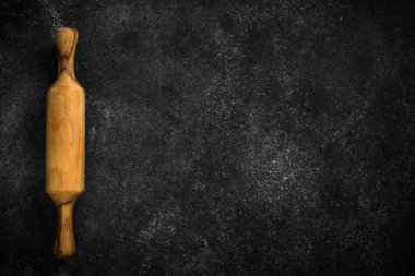 Yuvarlanan raptiyeyle siyah arkaplan pişiriliyor.