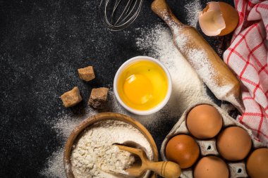 Siyahta pişirme malzemesi.