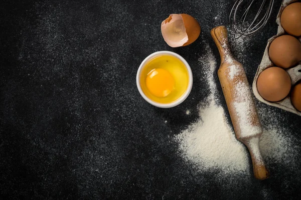 Baking background on black with flour and eggs. — Stock Photo, Image