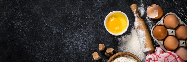 Zutaten zum Backen auf Schwarz. — Stockfoto