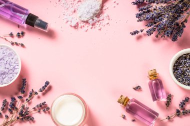 Pembe üzerine doğal lavanta kozmetik.