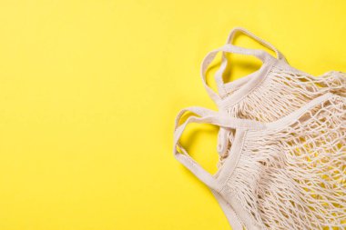 Renk arkaplanında sıfır atık alışverişi için ağ torbası.