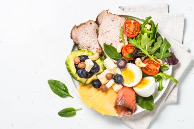Keto diyet tabağı beyaz masada.