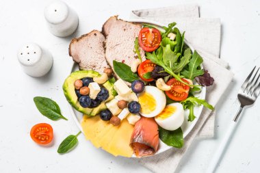Keto diyet tabağı beyaz masada.
