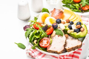 Keto diyet tabağı beyaz masada.