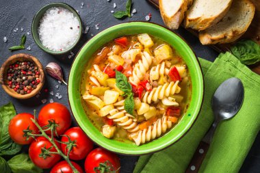 Sebze ve makarna manzaralı sebze çorbası..