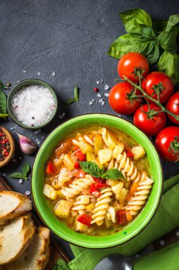 Sebze ve makarna manzaralı sebze çorbası..