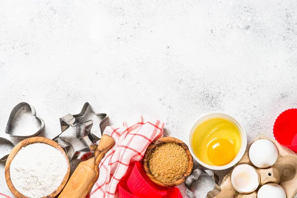 Ingrediënten voor het bakken bovenaanzicht op wit. — Stockfoto