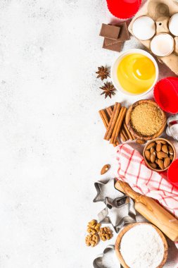 Beyazda üst görünüm pişirmek için gerekli malzemeler.