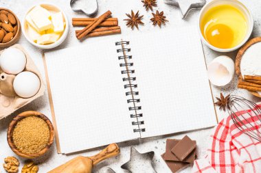 Beyazda üst görünüm pişirmek için gerekli malzemeler.