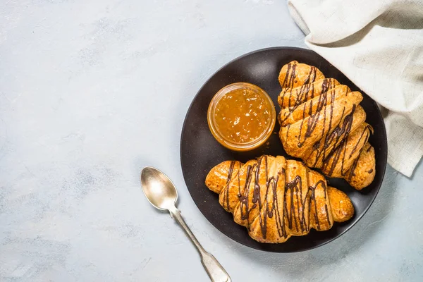 Croissant z dżemem widok z góry. — Zdjęcie stockowe