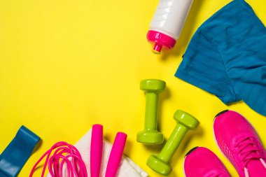 Fitness ekipmanları renk arkaplan üzerine düz resim yatıyordu.