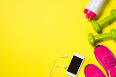 Fitness ekipmanları renk arkaplan üzerine düz resim yatıyordu.