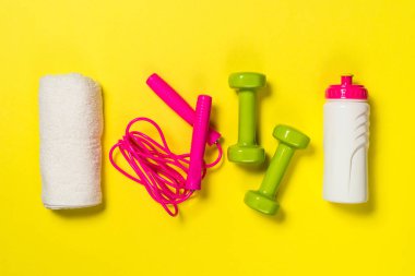 Fitness ekipmanları renk arkaplan üzerine düz resim yatıyordu.