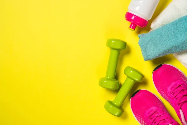 Fitness attrezzature piatto lay immagine su sfondo di colore. — Foto Stock