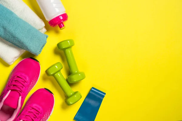 Fitness equipment flat lay image on color background. — Stock Photo, Image