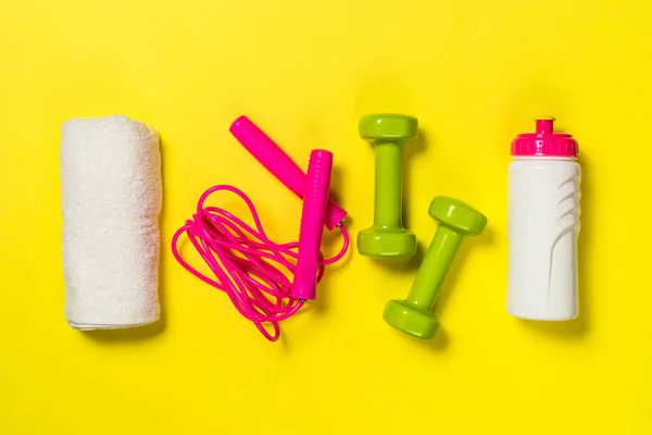 Fitness equipment flat lay image on color background. — Stock Photo, Image