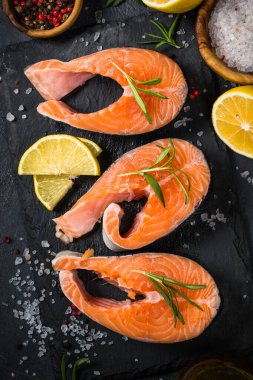 Siyah manzaralı çiğ somon bifteği..