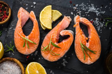 Siyah manzaralı çiğ somon bifteği..