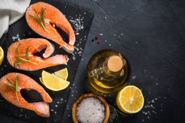 Siyah manzaralı çiğ somon bifteği..