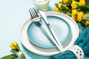 Mavi çiçekli bahar masası.