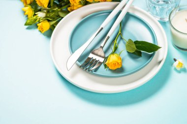 Mavi çiçekli bahar masası.