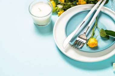 Mavi çiçekli bahar masası.