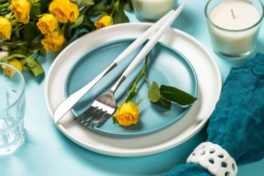 Mavi çiçekli bahar masası.