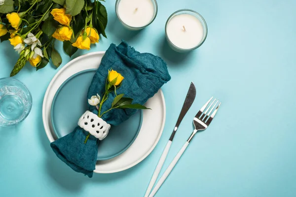 Table de printemps avec vue sur le dessus des fleurs. — Photo