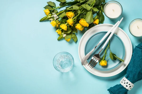 Table de printemps avec vue sur le dessus des fleurs. — Photo