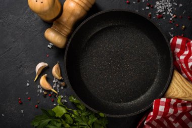 Yemek pişirme arka planı siyah masada.