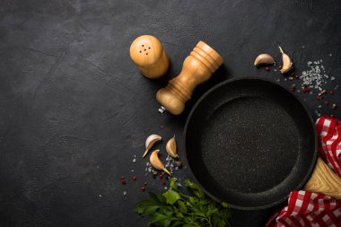 Yemek pişirme arka planı siyah masada.