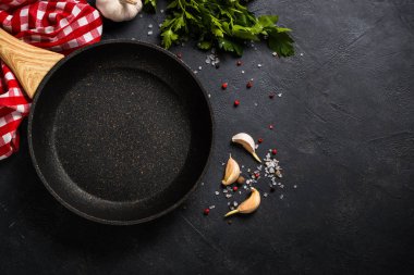 Yemek pişirme arka planı siyah masada.