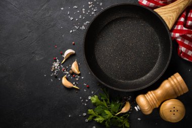 Yemek pişirme arka planı siyah masada.