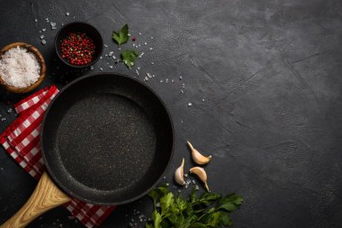 Yemek pişirme arka planı siyah masada.