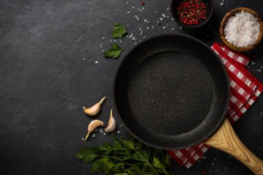 Yemek pişirme arka planı siyah masada.