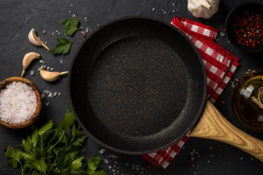 Yemek pişirme arka planı siyah masada.