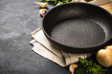 Yemek pişirme arka planı siyah masada.