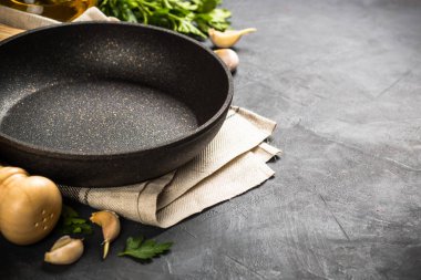 Yemek pişirme arka planı siyah masada.