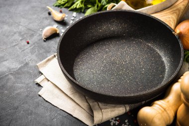 Yemek pişirme arka planı siyah masada.